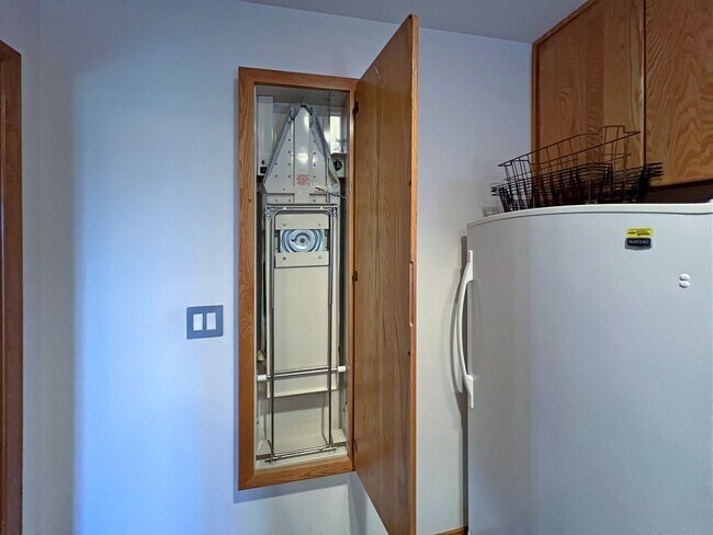 Building Photo - Stunning 4 Bedroom 2.5 Bath with Peek-a-Boo View of Puget Sound