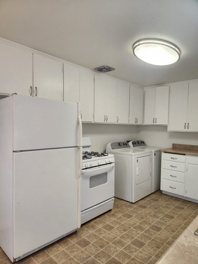 Building Photo - 2-Bedroom Duplex with Hardwood Floors and ...