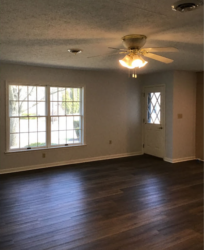 Building Photo - CONTRACT PENDING!! Spacious 2-Bed, 2-Bath ...