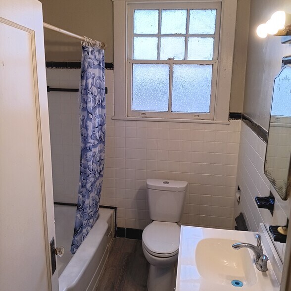 bathroom - 3316 Touro St