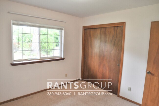 Building Photo - Beautiful Home in Tumwater on 1/2 acre!