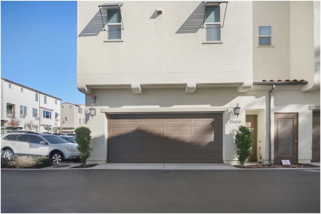 Building Photo - Townhome in Trabuco Canyon!