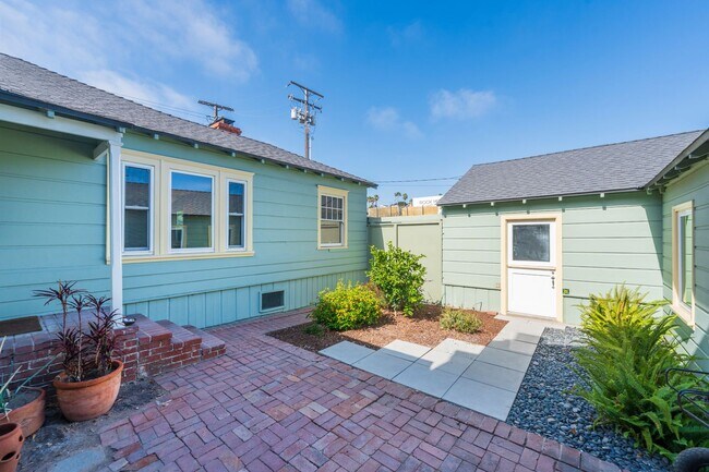 Building Photo - Classic Hermosa Beach Home!