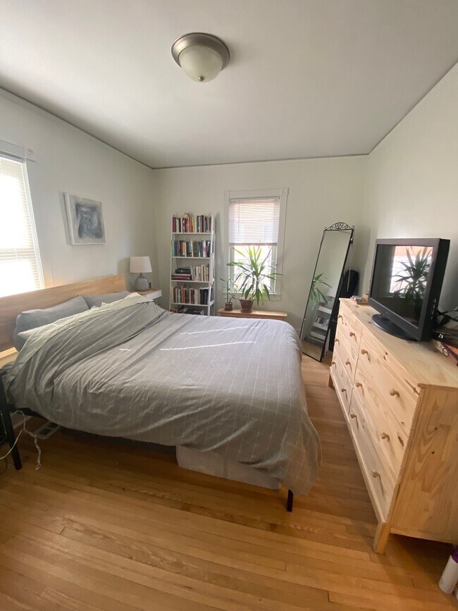 Building Photo - 481 Warwick St