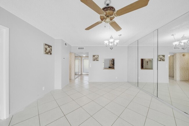 Building Photo - 1035 Country Club Dr