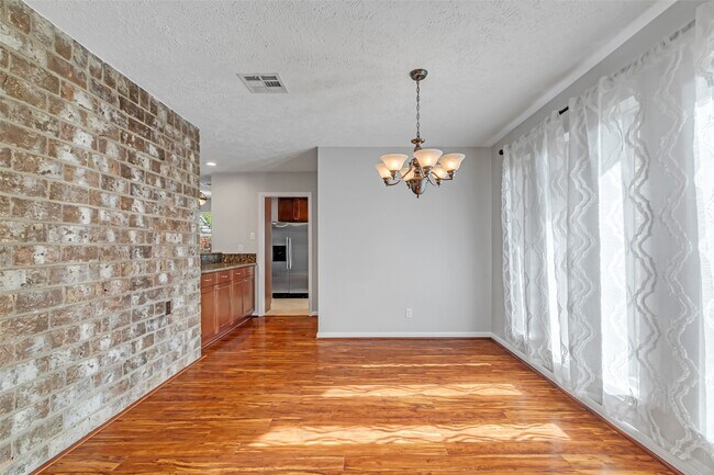 Building Photo - 3250 Three Pines Dr