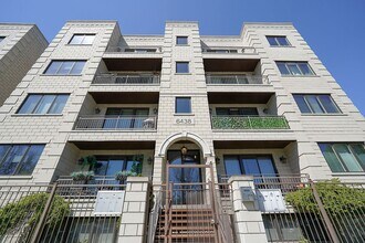 Building Photo - PRICE REDUCED!! Luxury 3BR/2BA Condo (Parking Included) – Prime Hyde Park & Modern Finishes!