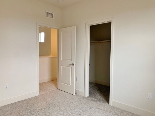 Building Photo - 4 Bedroom Home in Hollister