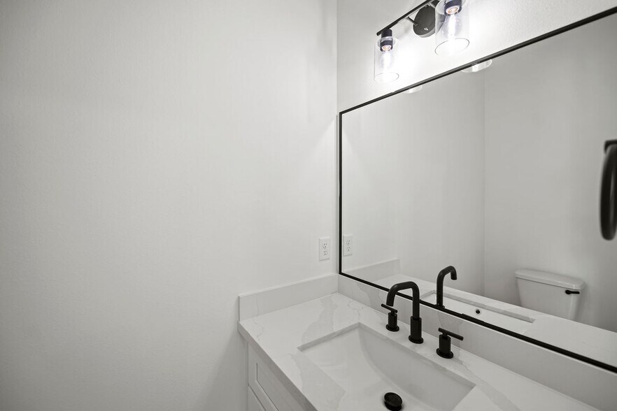 Building Photo - 870 W Little York Rd