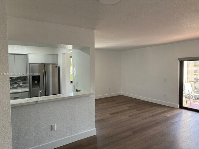 Building Photo - 9300 Fontainebleau Blvd