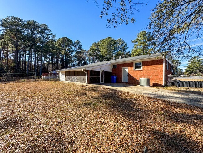 Building Photo - Charming 3 Bed 1.5 Bath Home with Flex Room