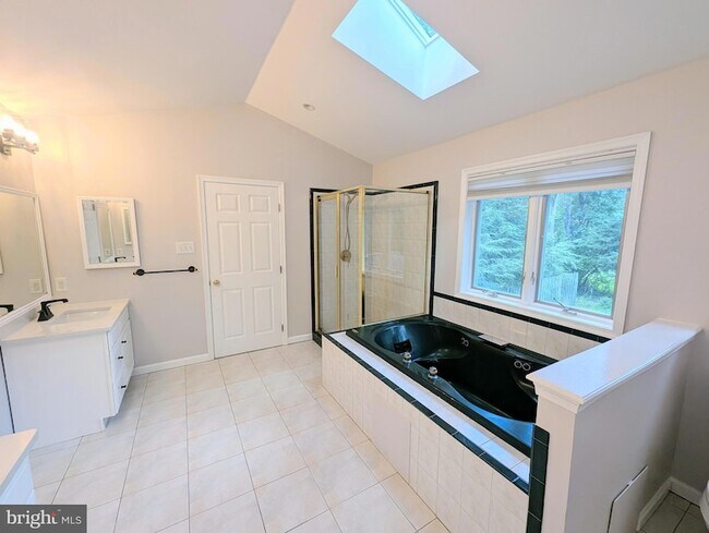 Building Photo - 114 Lenape Dr