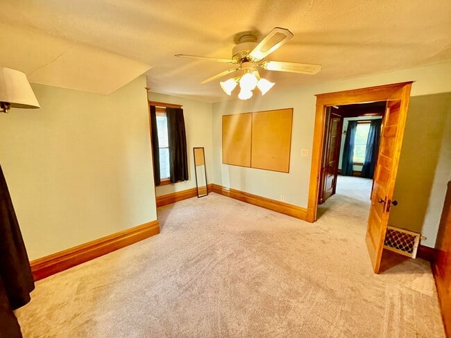 Building Photo - Charming 4 Bedroom Home