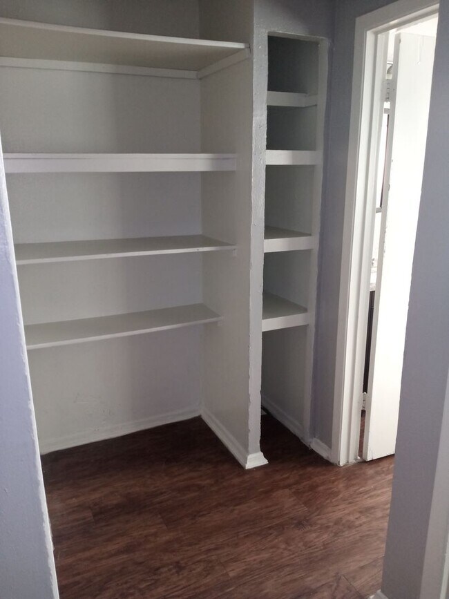 Building Photo - Brookview Duplex 6800