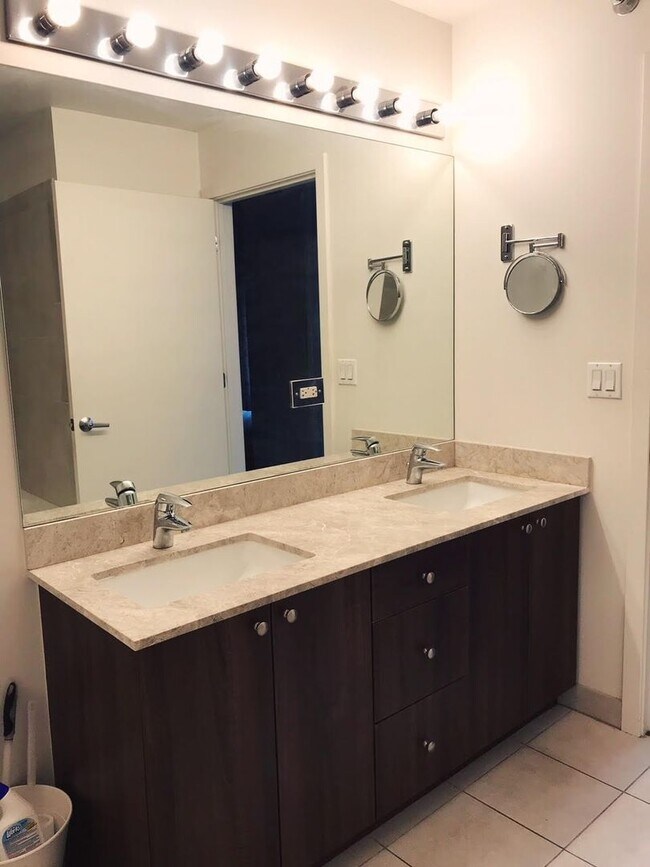 Building Photo - High floor 2b2b unit right by Westloop