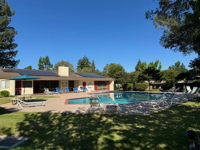Building Photo - Gorgeous Walnut Creek Townhome 2 bedroom, 2.5 bath with 1 car garage in Sunset Park