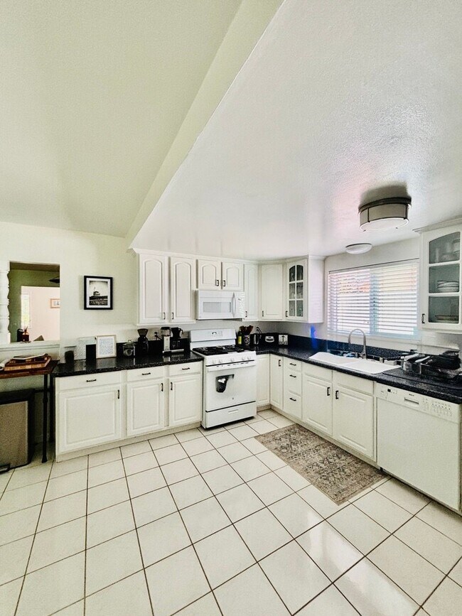 Building Photo - 1360 Gardenia St