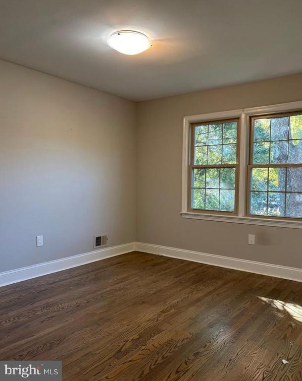 Building Photo - 9830 Meadow Valley Dr