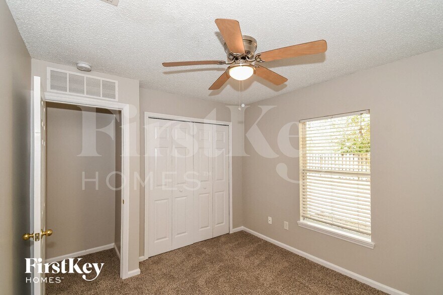 Building Photo - 729 MacKenzie Cir