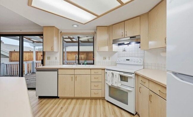 Building Photo - READY FOR MOVE IN NOW