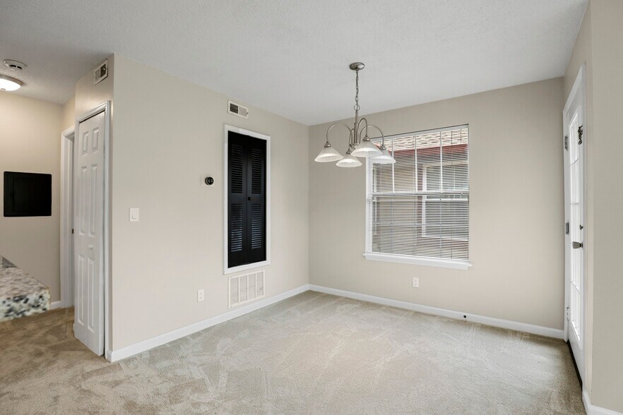 Dinning area - 903 Wentworth Ct