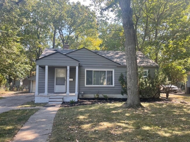 Building Photo - Spacious 4 Bed / 2 Bath Home with Large Ba...