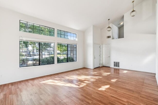 Building Photo - 2410 Lincoln Blvd