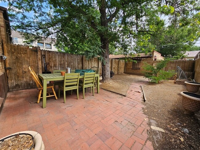 Building Photo - Alamo Placita Adorable 3 Bed 2 Bath Bungalow w/ CACH, Garage, Fenced Yard & More