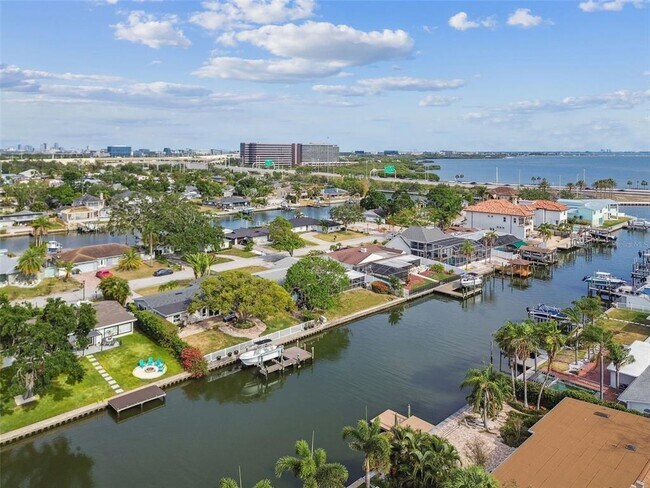 Building Photo - 3922 Fontainebleau Dr