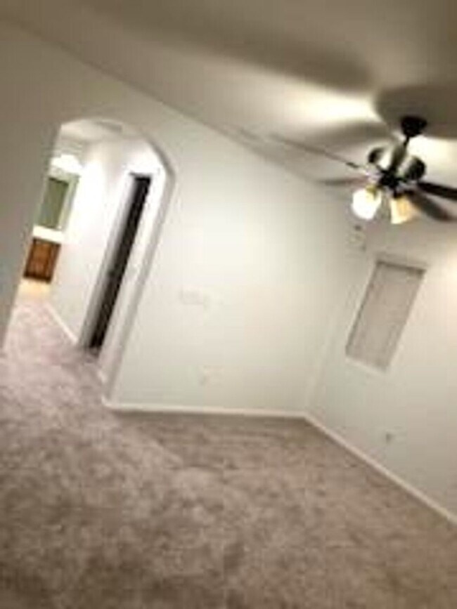 Building Photo - Great 4 bed 2.5 home near community pool!