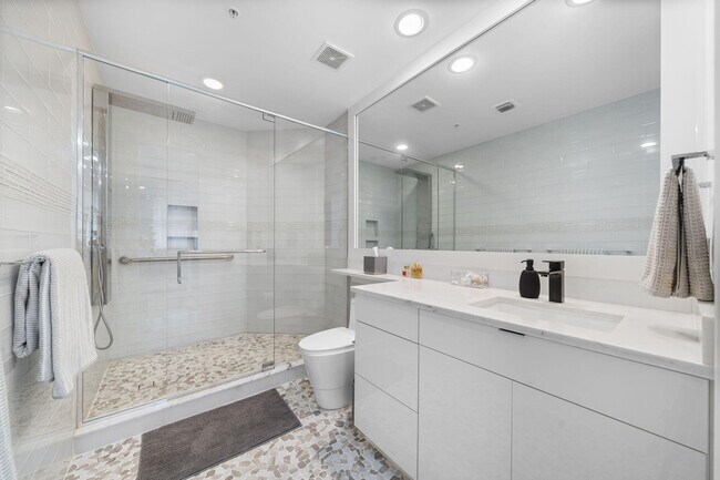 Building Photo - 347 N New River Dr E