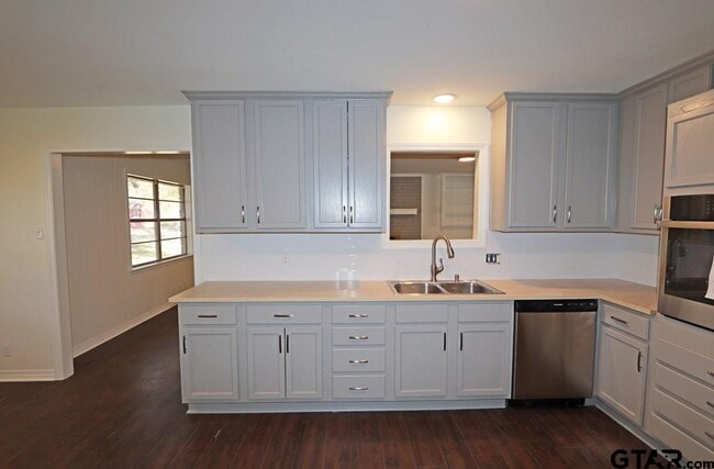 Building Photo - 806 Neches Dr