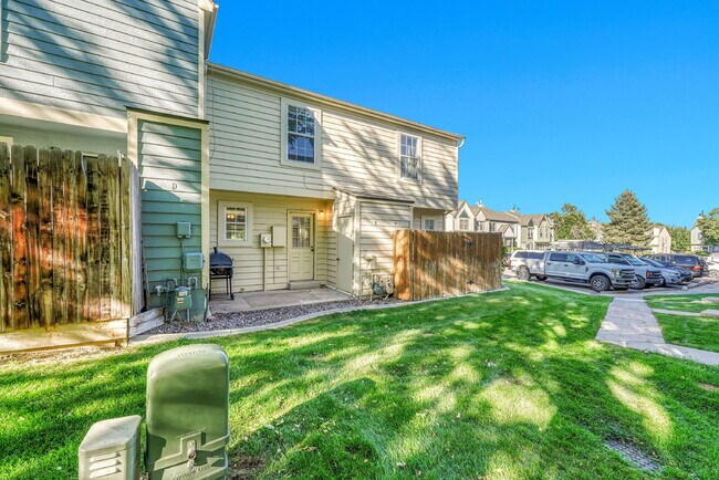 Building Photo - $1,465 - 2 Bed 1 Bath Townhome in Aurora with In Unit Laundry!