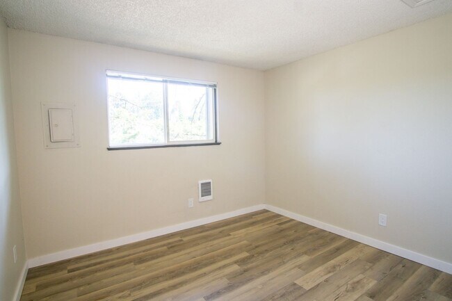 Building Photo - Get $500 OFF + $500 Gift Card Top Floor 2-Bed in Multnomah Village Ready Now!