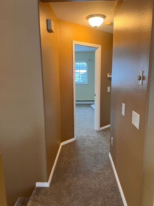 Building Photo - Beautiful 3 bedroom/2bath with spacious deck and backyard