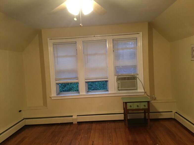 Building Photo - 339 Willow St