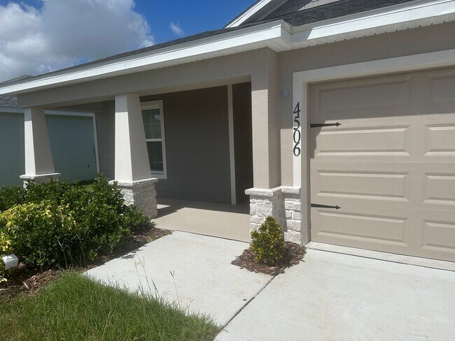 Building Photo - 4 Bedroom 2 Bathroom in Winter Haven