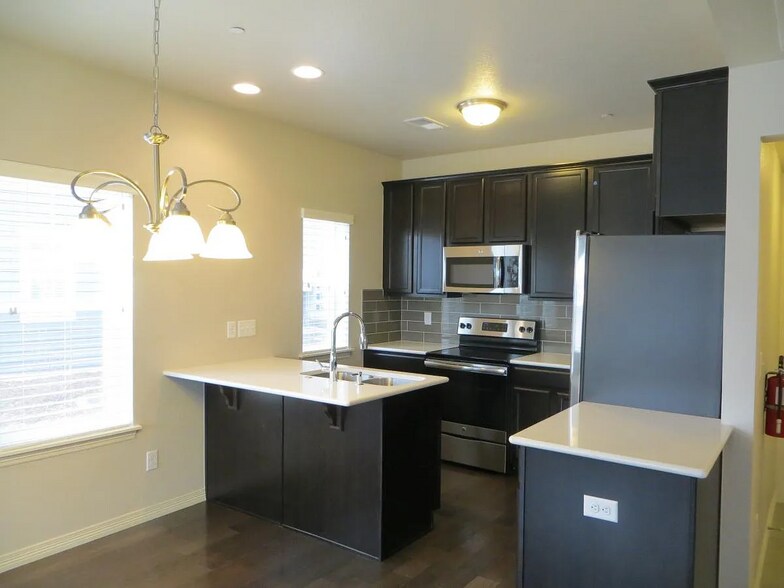 Kitchen - 3860 Manhattan Avenue