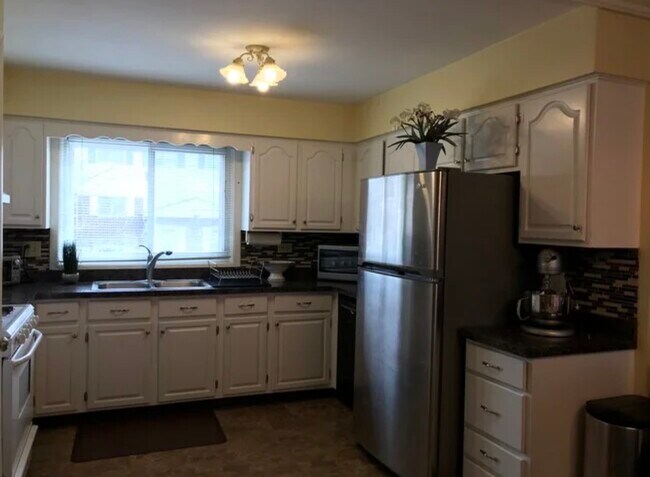 Building Photo - 553 W Park Ave