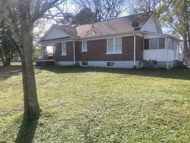 Building Photo - CHARMING 3 BEDROOM