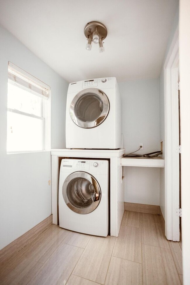 Charming 2Bed/2Bath in Washington Village 784 W Hamburg St