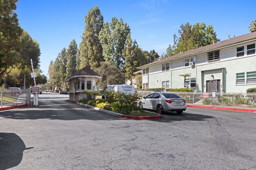 Building Photo - 5830 Bowcroft St