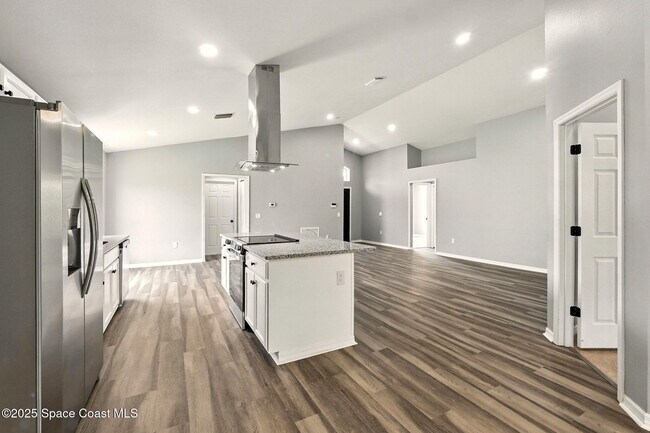 Building Photo - 460 Martigues Dr