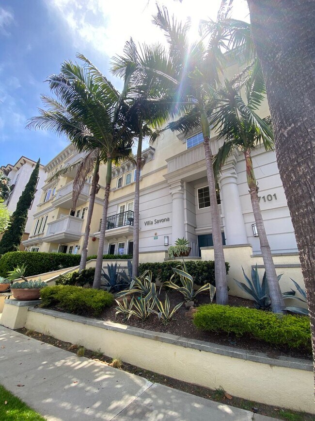 Building Photo - Top floor Playa Vista Condo 2+2