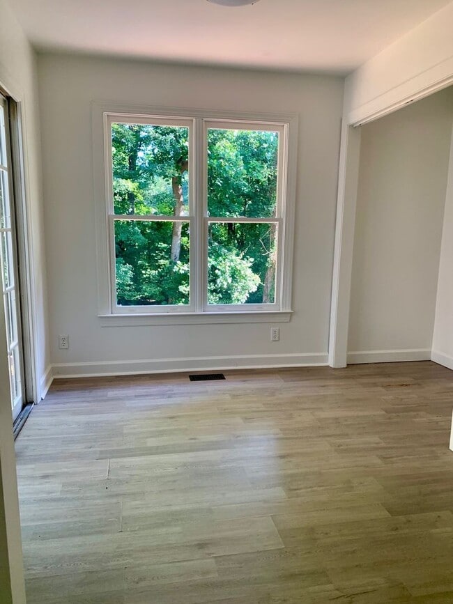 Building Photo - Two-Story Cape Cod- 3 Bed 2 Bath Greensbor...