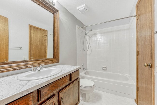 Building Photo - Move-In Ready Townhome with Garage & Great Amenities!