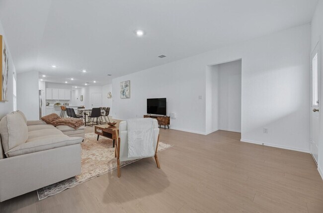 Building Photo - 591 Sormonne Lp