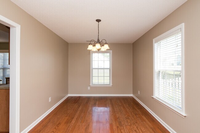 Building Photo - 4 Bedroom 2 Bath