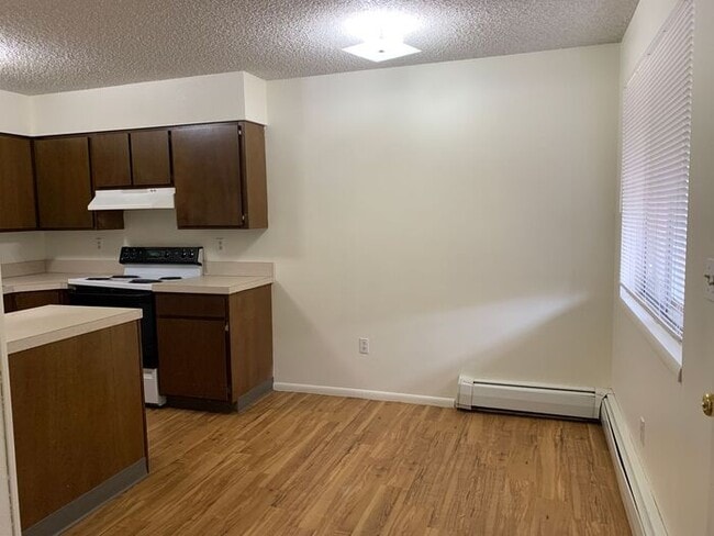 Building Photo - 5 Month lease special, $100/mo off! Priced at $1348 after discount. 2 Bed, 1 Bath Apartment. RENT...