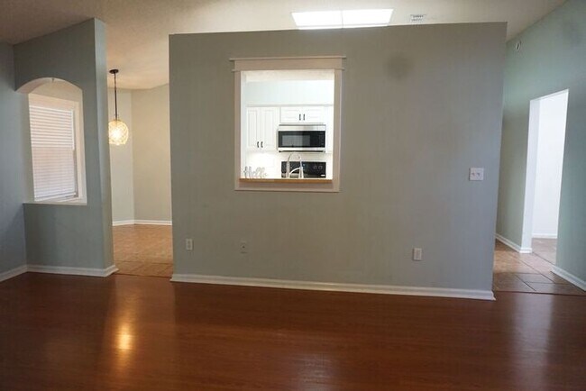 Building Photo - 3 Bedroom 2 Bathroom home with Garage Near Oakleaf